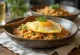 Omurice misa so sójovou omáčkou, podávaná s vajcom a zeleninou