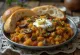 Pav Bhaji s hubami, čerstvo podávané v miske so žemľou