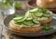 Bagel s uhorkou a krémovým syrom, ozdobený čerstvým kôprom