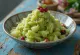 Zelený čaj Bingsu, kórejský ľadový dezert s matcha práškom, čerstvým ovocím a praženým sezamom