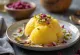 Šafranové kulfi podávané, bohatá krémová konzistencia a ozdobené lupeňmi ruží