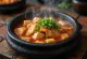 Kimchi Jjigae, kórejský kimchi guláš s bohatými chuťami a tofu