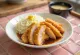 Tonkatsu miska s horčicou, vyprážaným mäsom a čerstvým šalátom