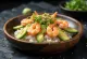 Chirashi s krevetami, sushi ryža, avokádo a sezam