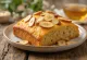 Medovo-banánová torta servírovaná na tanieri