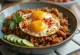 Nasi Goreng s korenistou sójovou omáčkou, podávané s bohatým korením a korenistou sójovou omáčkou
