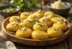 Poha Dhokla, podávaná s čerstvým koriandrom a strúhaným kokosom