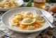 Servírované ravioli s marhuľami a bielou čokoládou