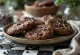 Čerstvo upečené cookies s horkou čokoládou