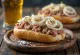 Mettbrötchen podávané s čerstvou cibuľou
